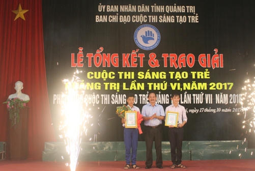 Trao giải Nhì cho nhóm tác giả Lê Thế Hoan, Nguyễn Đại Dương - trường THCS Triệu Trạch, huyện Triệu Phong